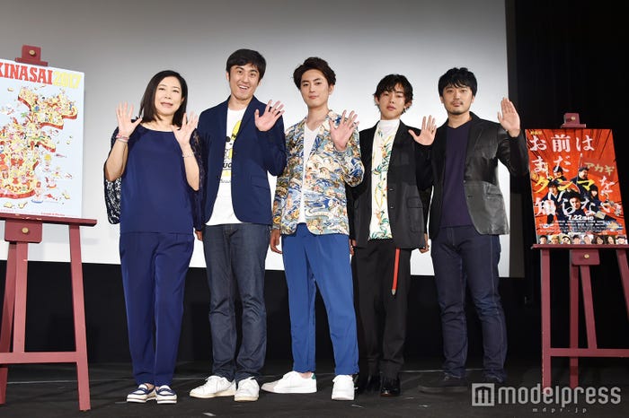 映画『お前はまだグンマを知らない』舞台あいさつ(左から)椿鬼奴、山本博(ロバート)、間宮祥太朗、吉村界人、水野格監督 (C)モデルプレス