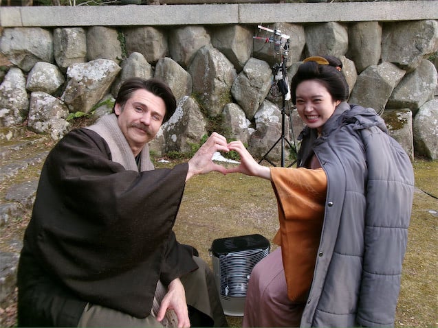 高石あかり、朝ドラ『ばけばけ』夫役とラブポーズ公開「かわいい夫婦ですね」