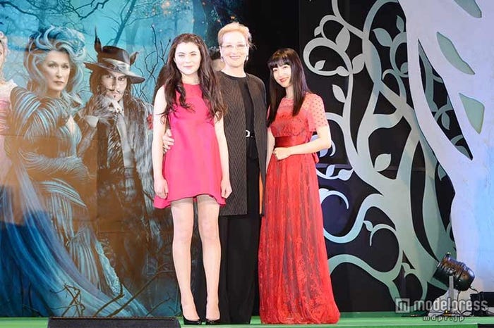 (左から)リラ・クロフォード、メリル・ストリープ、神田沙也加