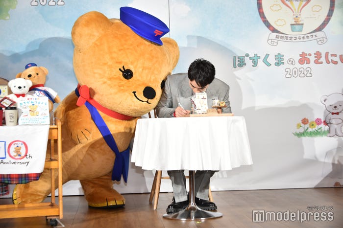 町田啓太にもたれかかるぽすくま(C)モデルプレス