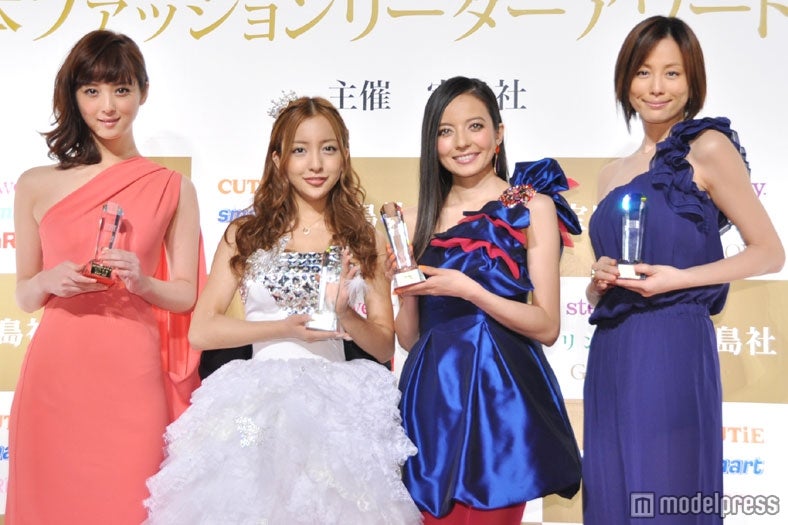 「日本ファッションリーダーアワード2011」を受賞した佐々木希、AKB48板野友美、ベッキー、米倉涼子