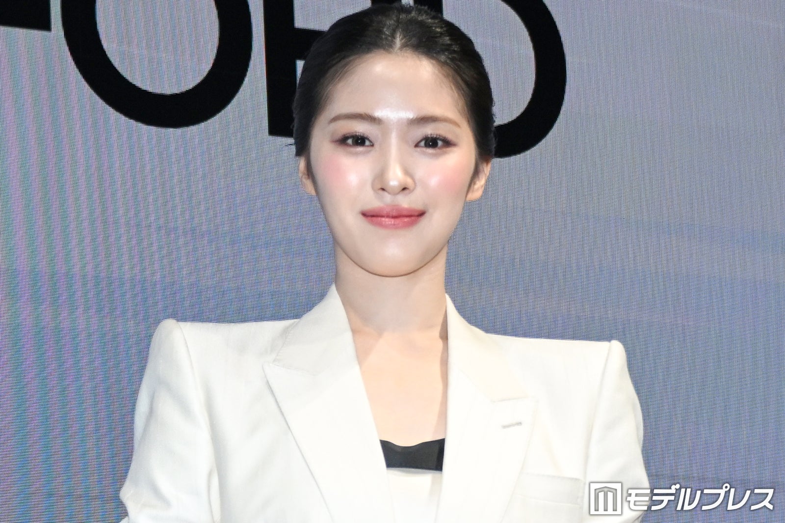 ITZYリュジン、ホワイトスーツの抜群スタイル 来日でワールドツアー終えた心境語る【TOM FORD BEAUTY】