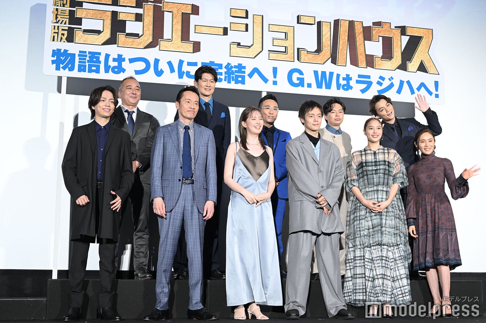 （後列左から）鈴木雅之監督、丸山智己、八嶋智人、浜野謙太、矢野聖人（前列左から）山崎育三郎、遠藤憲一、本田翼、窪田正孝、広瀬アリス、山口紗弥加（C）モデルプレス