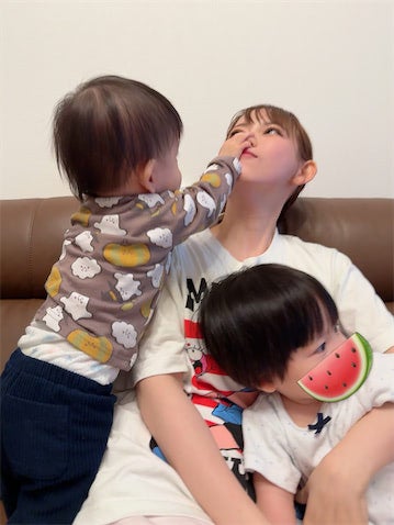 中川翔子、双子の弟のまさかのいたずらに「やばい！！」ママの鼻に夢中