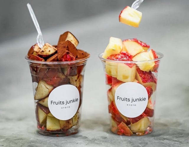 コーティングは極限まで薄く…！京都にできた新時代の「フルーツ飴」が話題♡