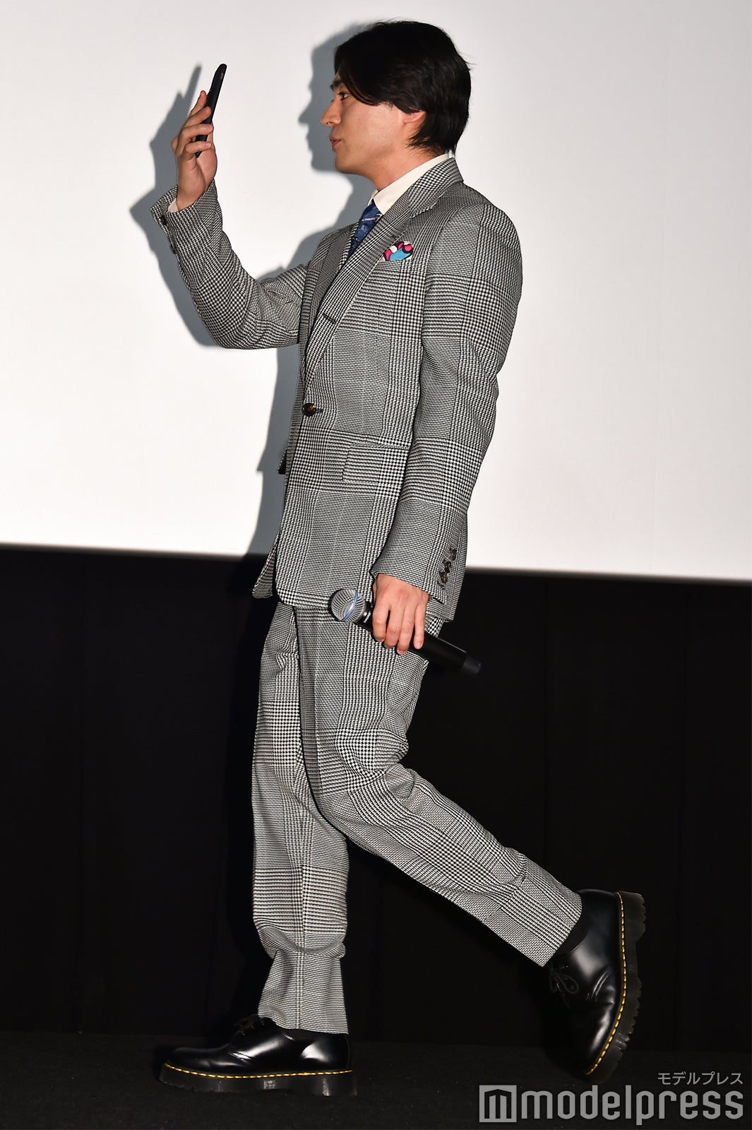 SNSを更新しながら登場する山田孝之 （C）モデルプレス