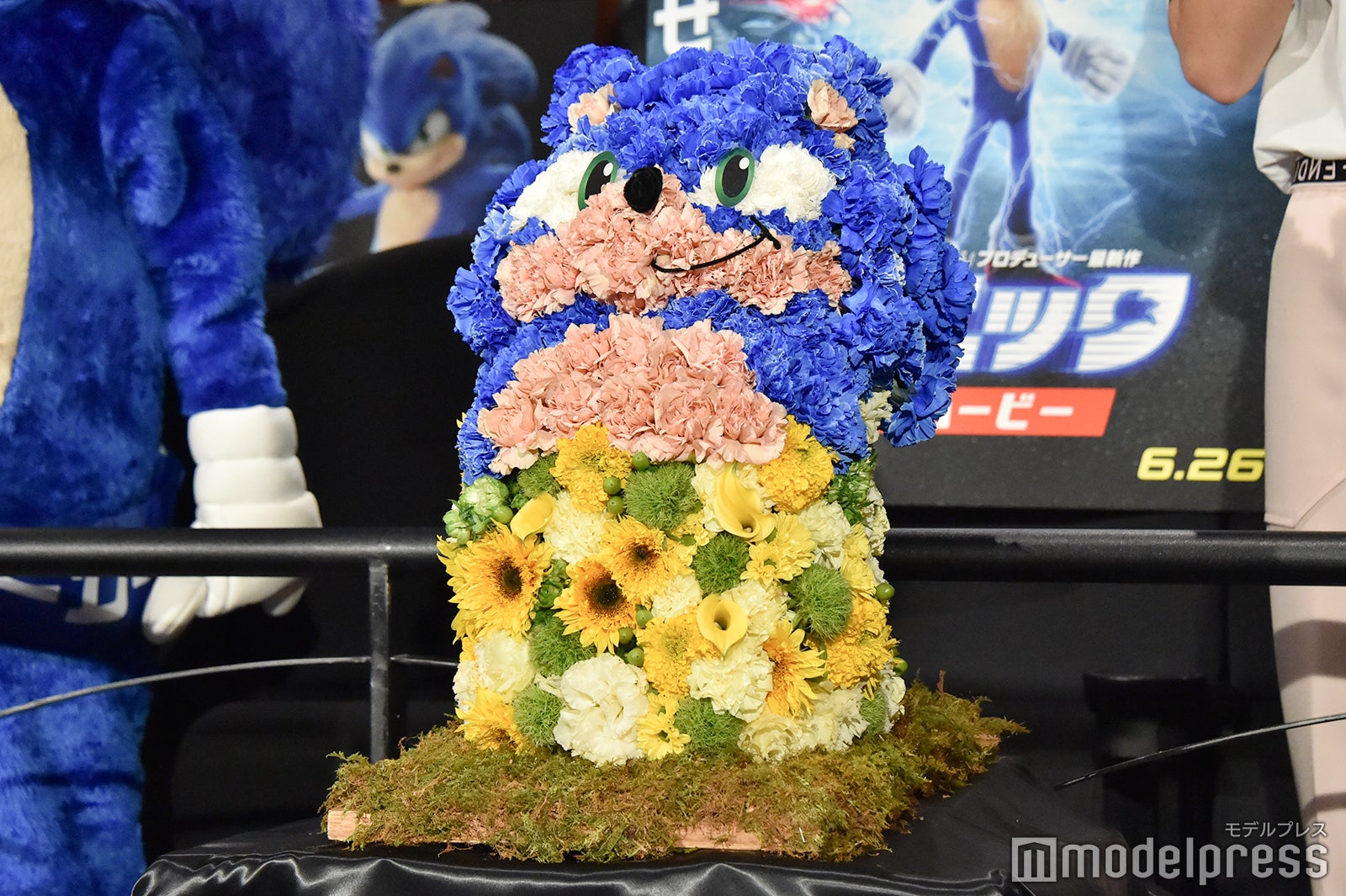 ソニック型のフラワーアレンジメント（C）モデルプレス