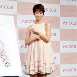 肌魅せワンピで登場した剛力彩芽