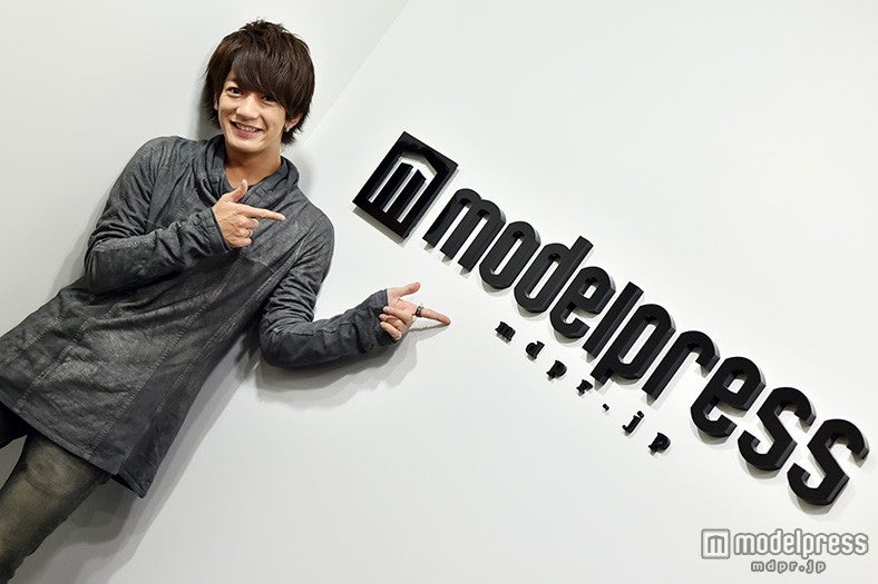 モデルプレスロゴの前でポーズ！