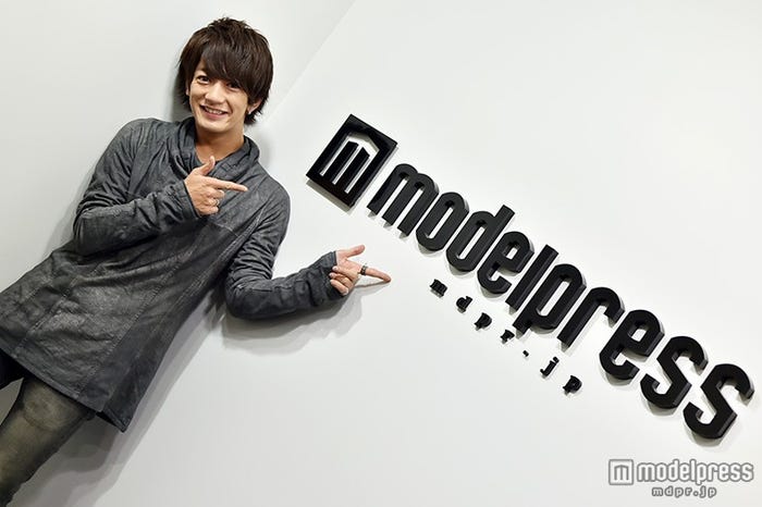 モデルプレスロゴの前でポーズ!