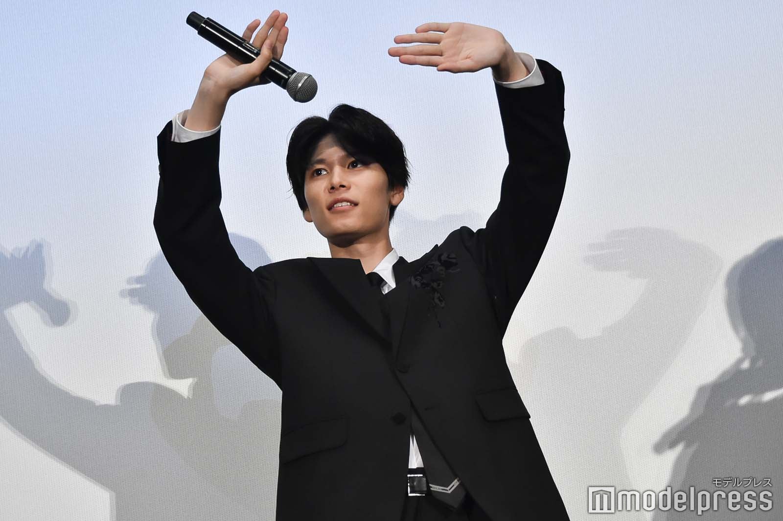 ライトが眩しいがファンたちの回答を確認する萩原利久（C）モデルプレス