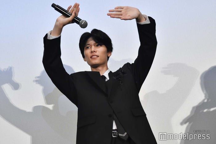ライトが眩しいがファンたちの回答を確認する萩原利久(C)モデルプレス