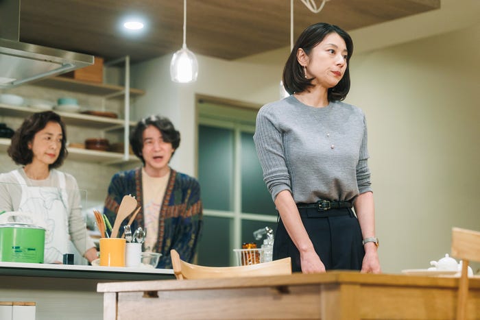 高橋惠子、吉岡秀隆、小池栄子「コタツがない家」第6話より(C)日本テレビ