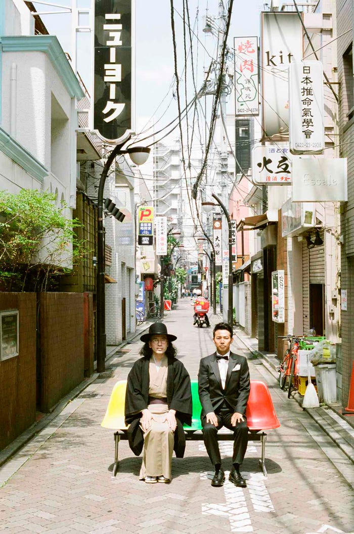 又吉直樹、綾部祐二/ 『又吉直樹マガジン 椅子』より