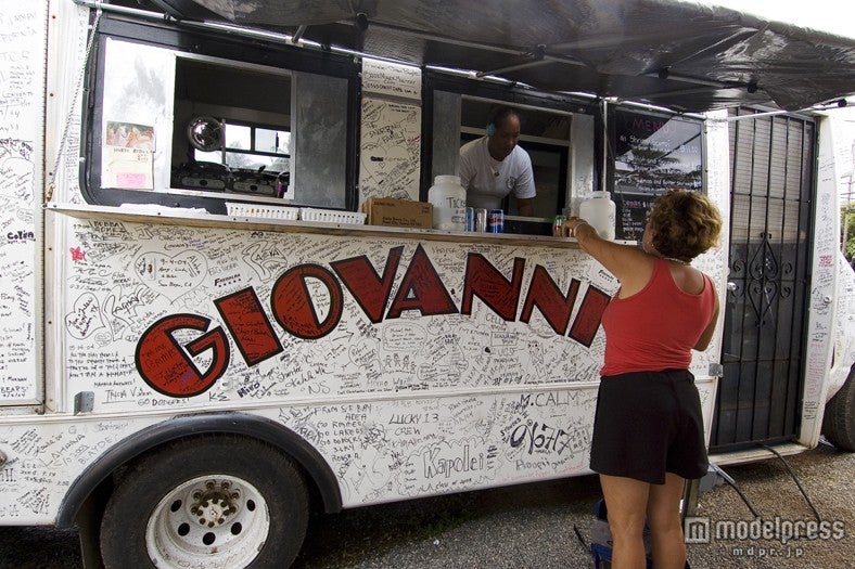 白いワゴンでオーダー／写真提供：Getty Images