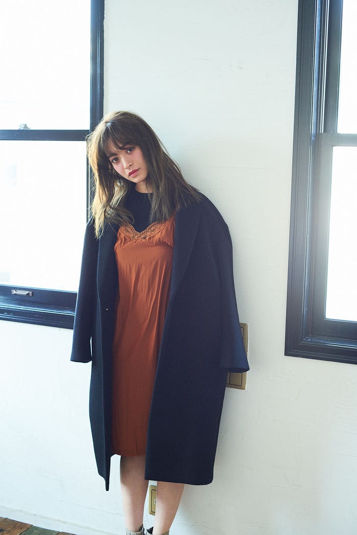 チェスターコート¥21,000/RIM.ARK、ハイネックニットトップス¥5,250/rienda(ともにバロックジャパンリミテッド)、キャミワンピース¥12,800/Cher Shore、ショートブーツ¥8,500/JEANASIS(アダストリア)(C)TOPLOG