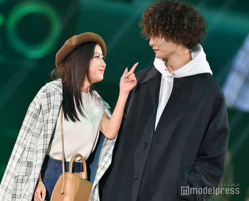 「恋ステ」るあげカップル、ほっぺツン&頭ポン…密着ポーズに胸キュン<札幌コレクション 2022 A/W>