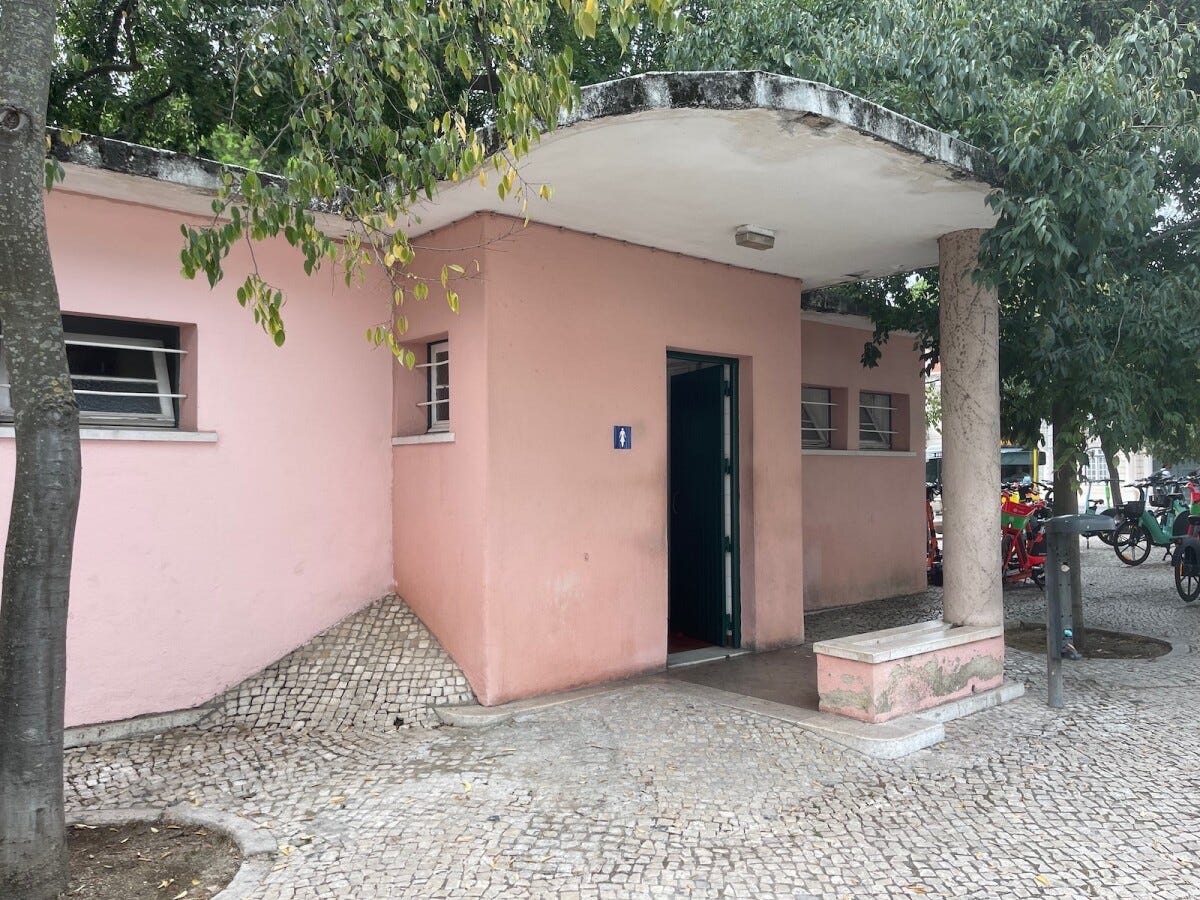 観光客の多いリスボン・ベレン地区の公共トイレ