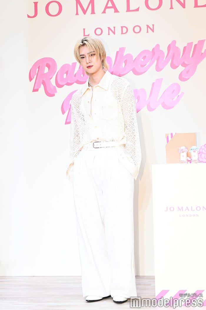 ホワイトを着こなす佐野雄大(C)モデルプレス