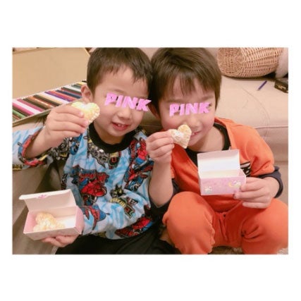 お菓子を受け取った昊空（そら）くん、青空（せいあ）くん／辻希美オフィシャルブログ（Ameba）より