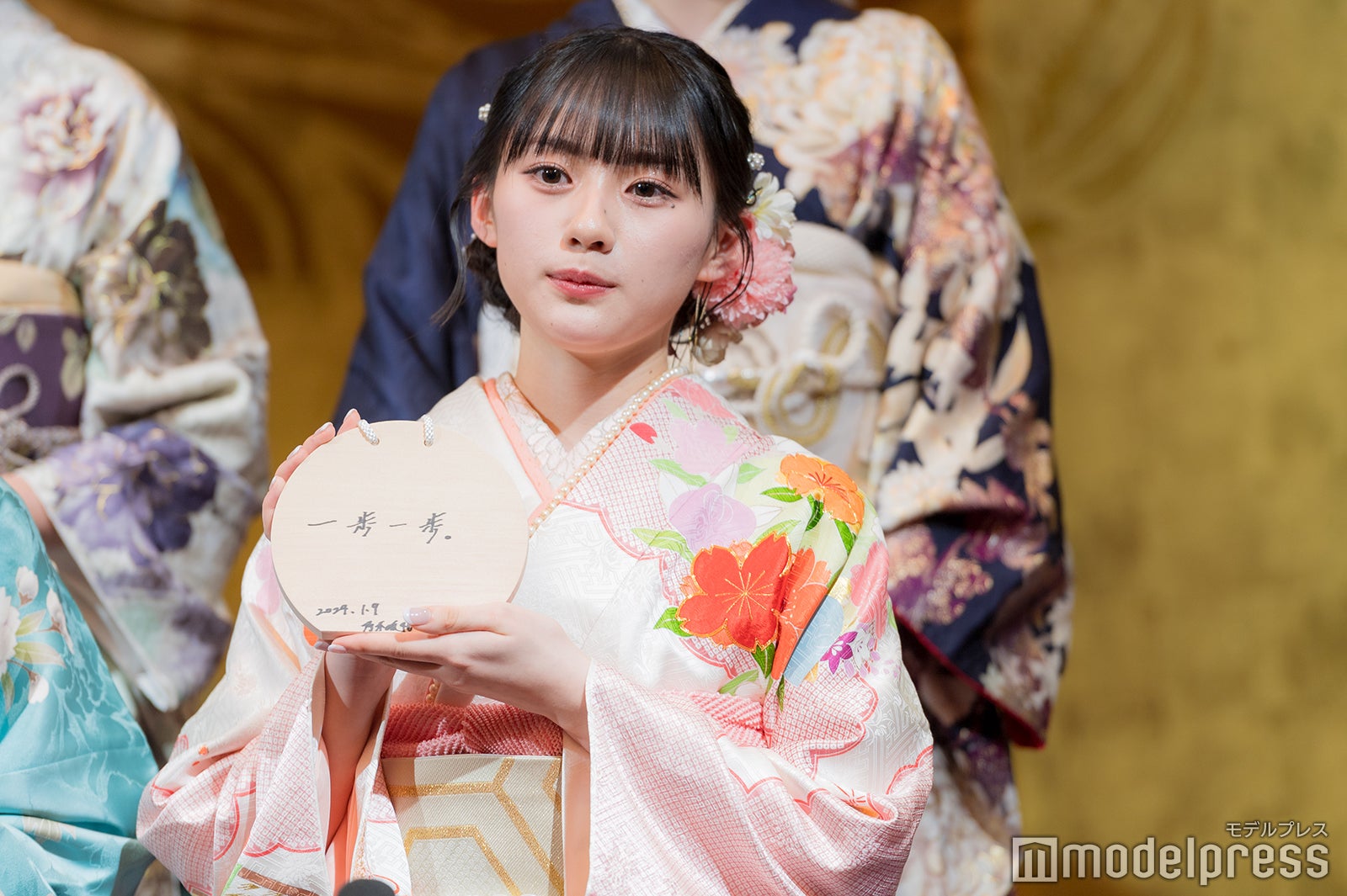 絵馬を紹介する川崎桜（C）モデルプレス