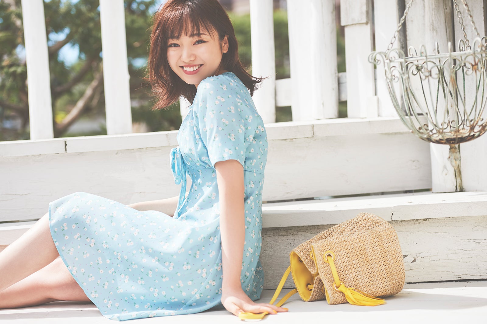 今泉佑唯、爽やかワンピで美脚チラ見せ