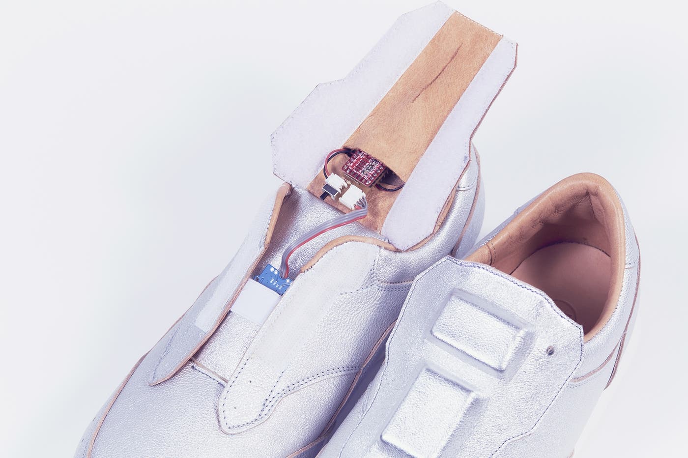 スニーカー内部には臭度と湿度を測定するセンサーが