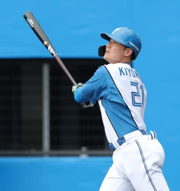 日本ハム 清宮幸太郎が逆方向へ初アーチ！進化を示すスイング 中田翔氏が成長を実感したスラッガー