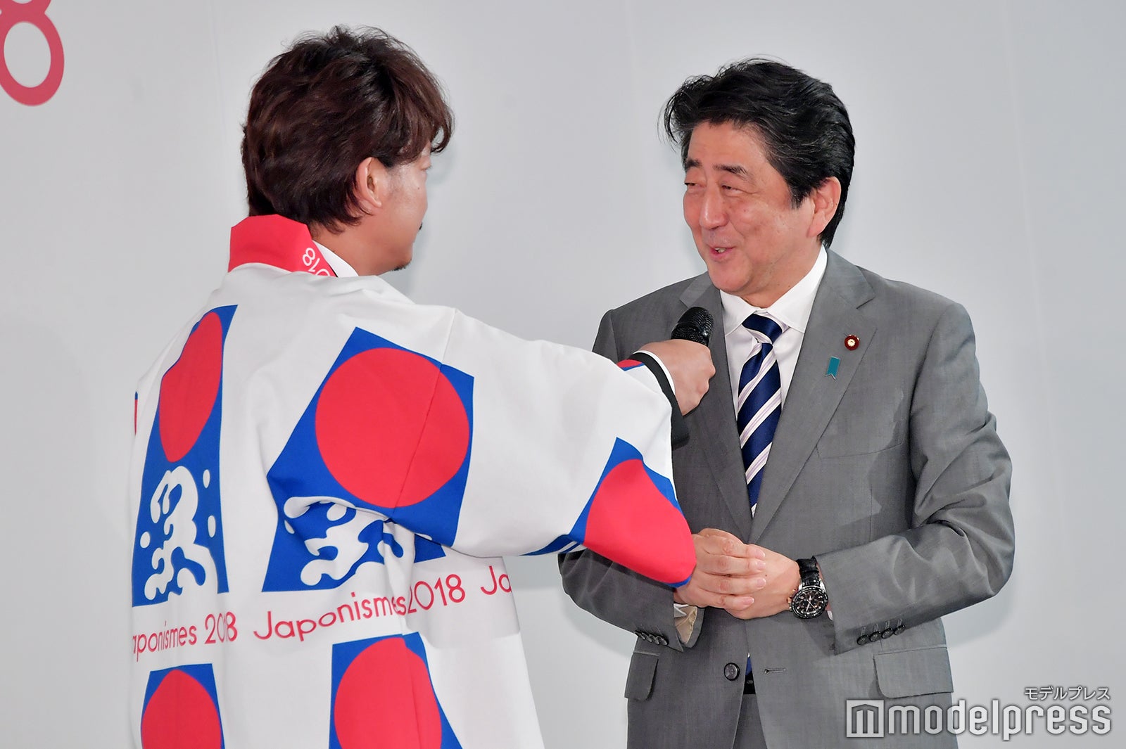 香取慎吾、安倍首相（C）モデルプレス