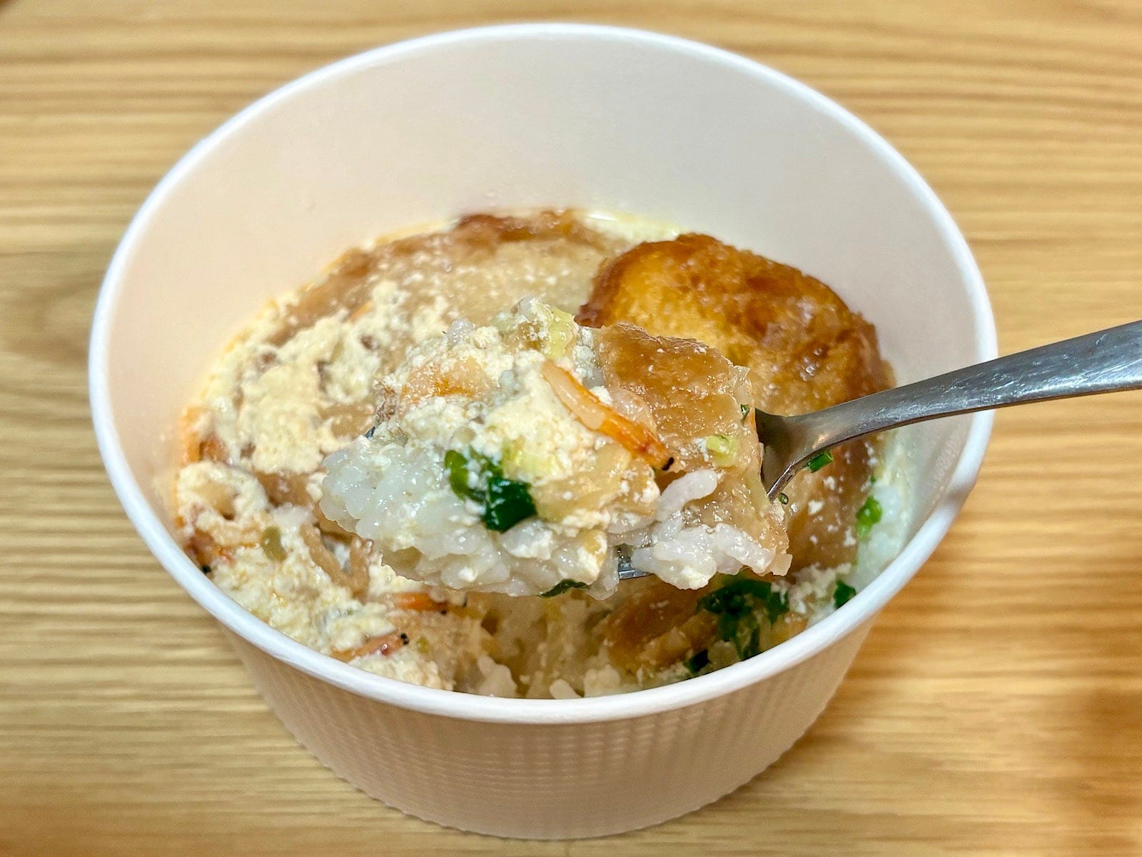 揚げたバケットを崩しながら食べるのがおすすめ。 豆乳と黒酢が効いた風味豊かなおかゆです