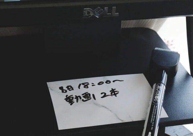 ダイソー　ホワイトボードシート（裏面粘着タイプ、大理石調）　