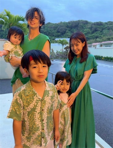 アレクサンダー、家族全員でグリーンコーデ披露「危うく仲間はずれに…」