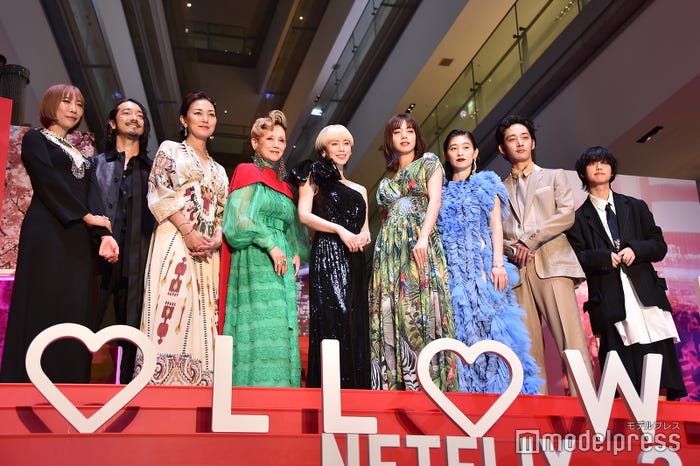 (左から)蜷川実花監督、金子ノブアキ、板谷由夏、夏木マリ、中谷美紀、池田エライザ、コムアイ、上杉柊平、ゆうたろう(C)モデルプレス