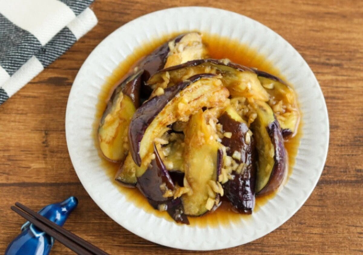 皿に盛り付けられた油淋なす。香味だれがたっぷりかかっている。