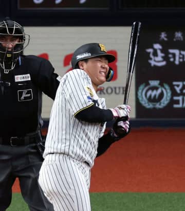 阪神 大山が左脇腹付近に死球受ける 九里がマウンドから歩み寄って謝罪→大山もヘルメット脱いで頭を下げる 京セラ一時騒然