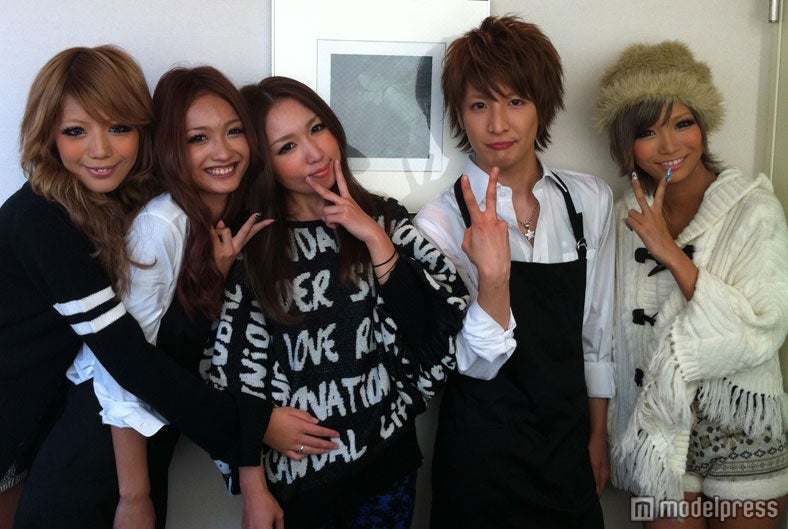 PV撮影の合間のスナップ（左から　金子じゃねん、安井レイ、Dear、松岡卓弥、小池真友）※金子、小池は同PVに友情出演している。