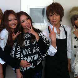 PV撮影の合間のスナップ（左から　金子じゃねん、安井レイ、Dear、松岡卓弥、小池真友）※金子、小池は同PVに友情出演している。
