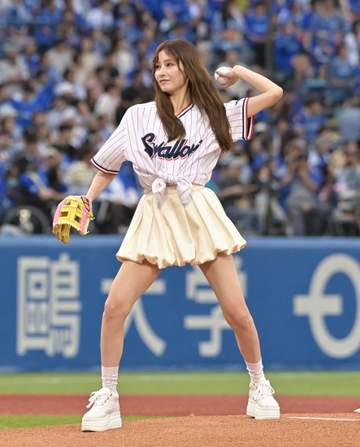 謎の9頭身美女、神宮登場に球場騒然 ロングヘアなびかせて始球式→ノーバンならず、ピョンピョン飛び跳ね悔しがる