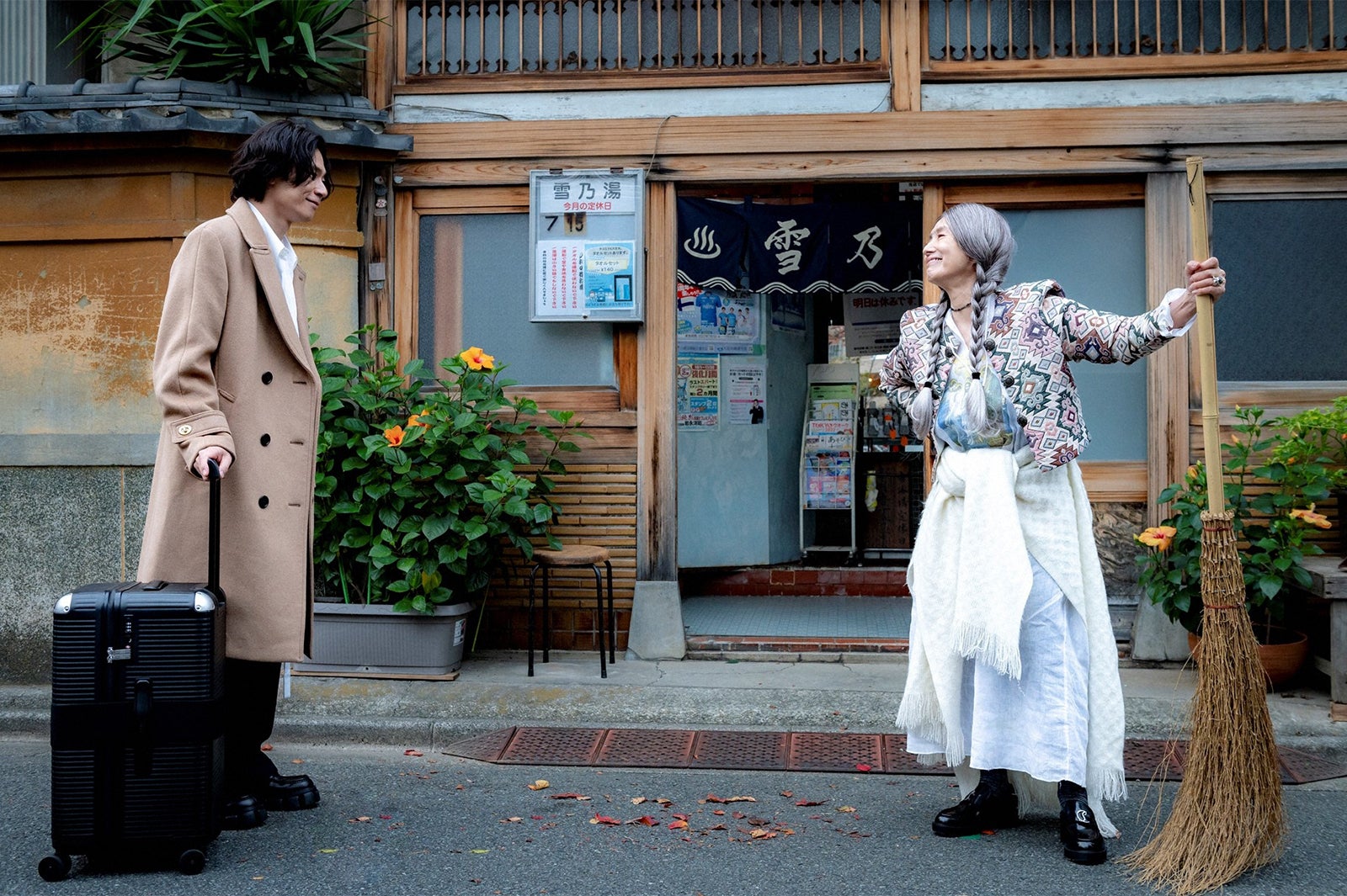 川上洋平、夏木マリ／「夕暮れに、手をつなぐ」第4話より（C）TBS