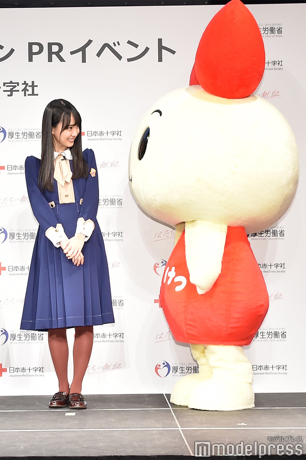 賀喜遥香、けんけつちゃんとご対面 （C）モデルプレス