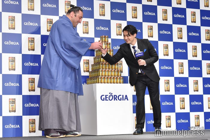 大関・栃ノ心&山田孝之、コーヒーで乾杯 (C)モデルプレス