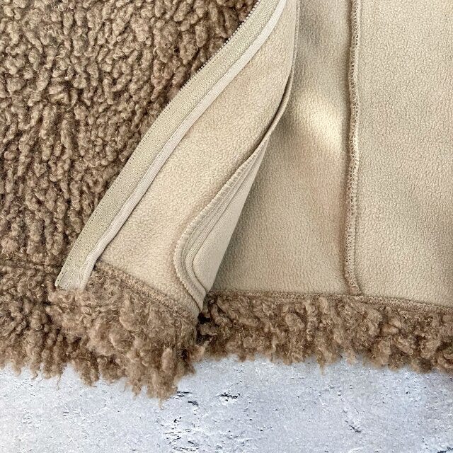 カーリーフリースジップベストは中がフリース素材であたたかい