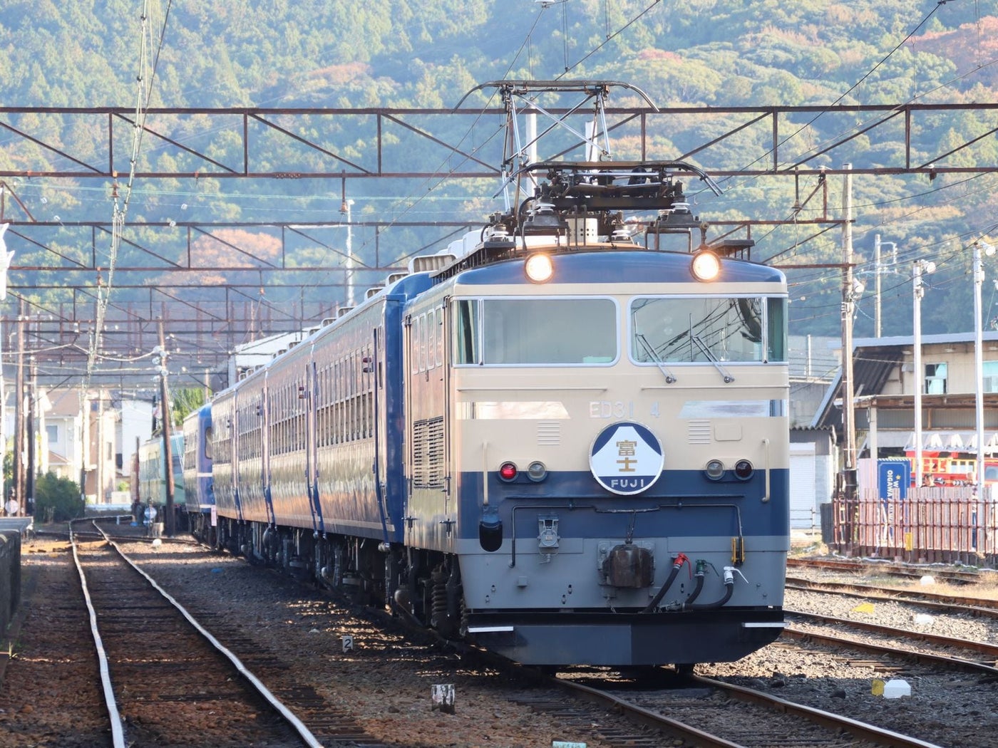 国鉄のブルートレイン復活？ 大井川鐵道の電気機関車E34