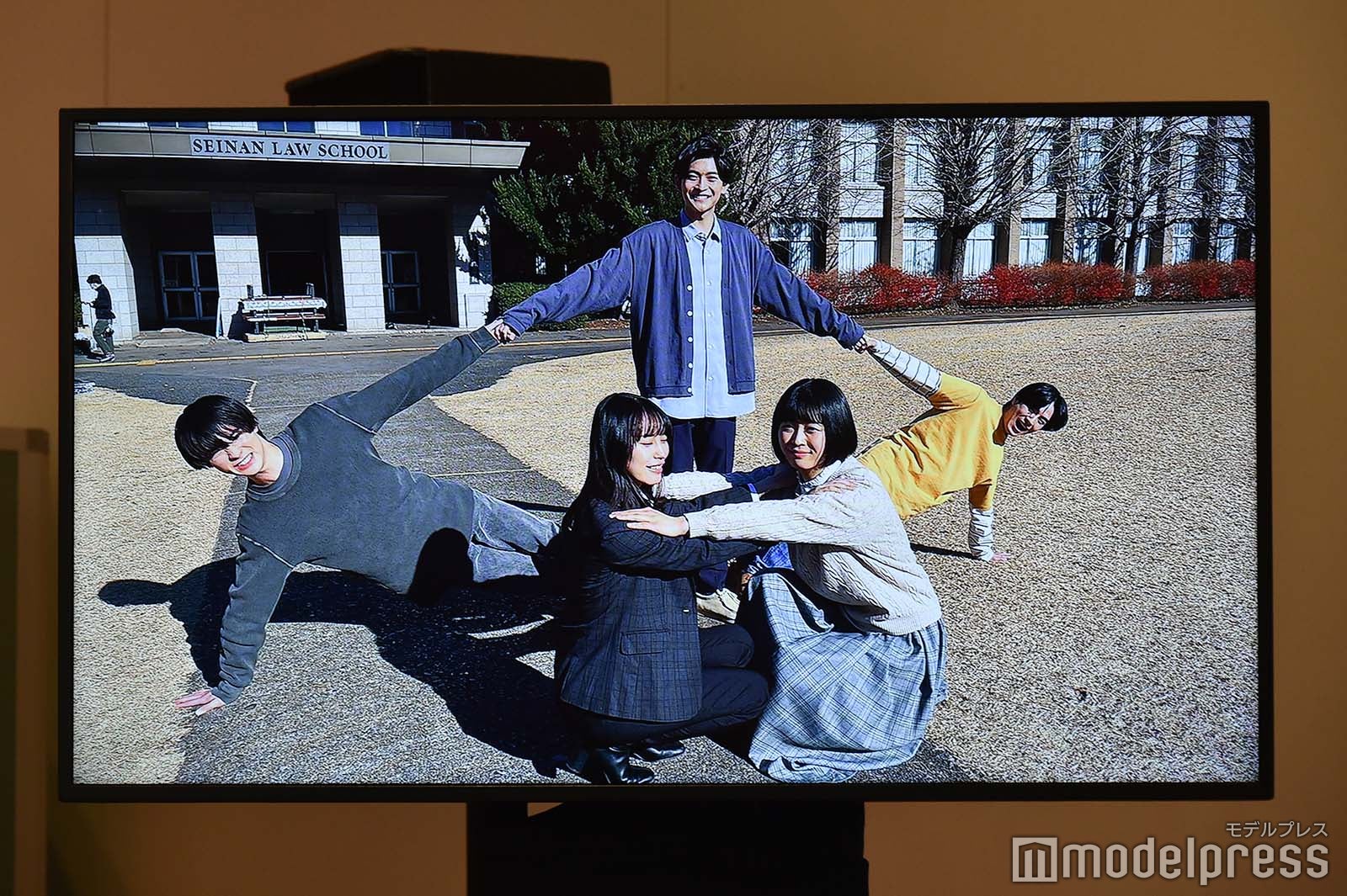 学生たちの仲良しオフショット （C）モデルプレス