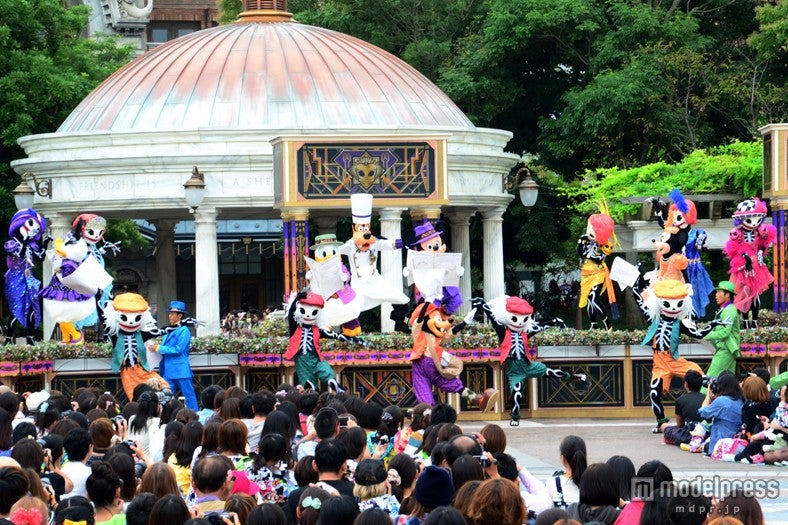 「ニューヨーク・ハロウィーン・フォリーズ」アクロバティックなダンスを披露