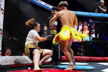 痛々しい青アザも「次はMMAで」BD史上初男女戦で壮絶KO負け号泣の18歳現役暴走族女総長の姿に騒然「気合いと根性めっちゃ伝わった」「女の子がボコボコにされるのは・・・」