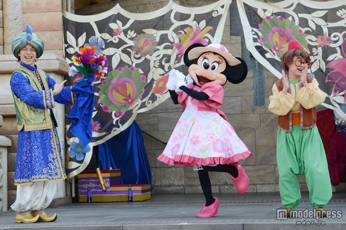 ディズニーシー、ミニショー「スプリングタイム・サプライズ」/花に喜ぶミニー