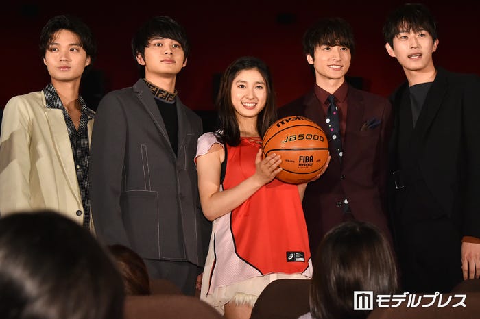 (左から)磯村勇斗、北村匠海、土屋太鳳、小関裕太、杉野遥亮(C)モデルプレス