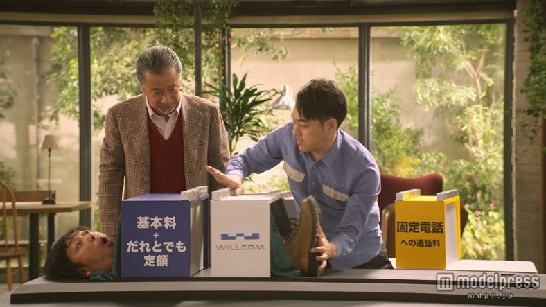 WILLCOM「だれとでも定額」の新CM「ボディカットマジック」編