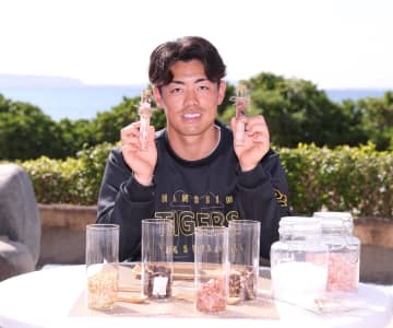 阪神 ドラフト2位の谷端がオリジナルバスソルトづくり体験 リラックス効果ありで「持ち帰れるのでうれしい」 過去に具志堅用高が入った足湯も体験